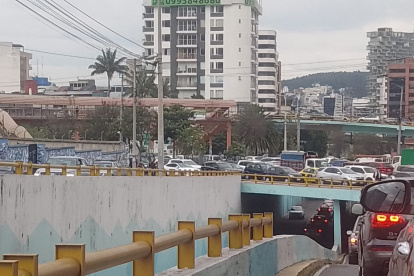 En la avenida 10 de agosto se registra fuerte congestión vehicular.