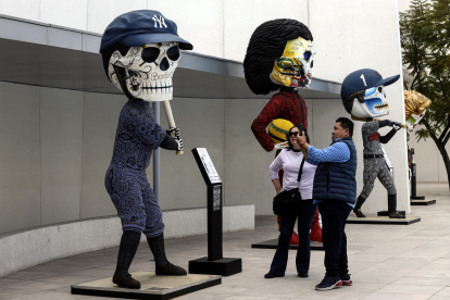 Visitantes observan algunas de las piezas que hacen parte de la exposición "Almas Creativas", del artista César Menchaca