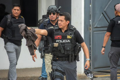 Policías realizan hoy un operativo en la sede del canal de televisión TC, donde encapuchados armados ingresaron y sometieron a su personal durante una transmisión en vivo, en Guayaquil (Ecuador).