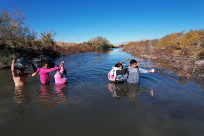 Ciudad Juárez. Migrantes cruzan el Río Bravo en las cercanías del muro que separa la frontera estadounidense.
