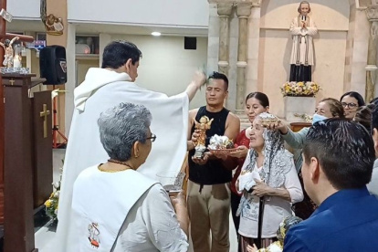 Acto. Feligreses celebraron al Divino Niño un acto litúrgico.