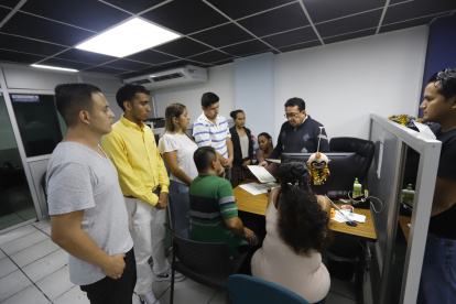 Atención. Docente de la Universidad de Guayaquil da un asesoramiento, acompañado de sus estudiantes