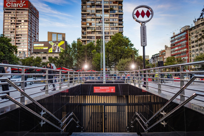El acceso principal a la emblemática estación Baquedano del Metro de Santiago, cerrada desde el 18 de octubre de 2019.
