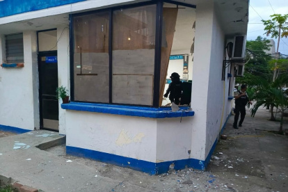 Los ventanales del lugar quedaron rotos tras la explosión