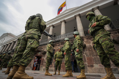 Soldados ecuatorianos patrullan en los alrededores del Palacio de Carondelet hoy, en Quito (Ecuador).