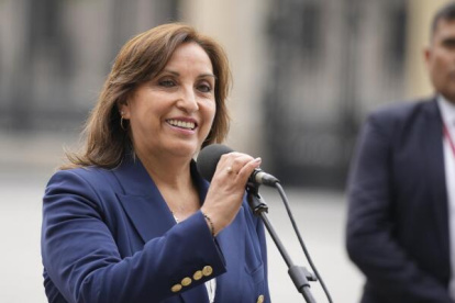 Decisión. La presidenta de Perú, Dina Boluarte, convocó a reunión urgente y tomo medidas en materia de seguridad.