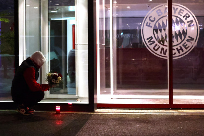 Hinchas dejaron ofrendas de flores afuera del complejo del Bayern Múnich.