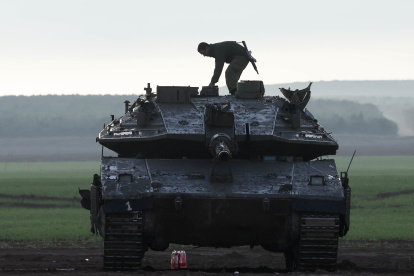Un militar israelí, aborda una tanqueta perteneciente al Ejército de Jerusalén, en algún punto de la Franja de Gaza.