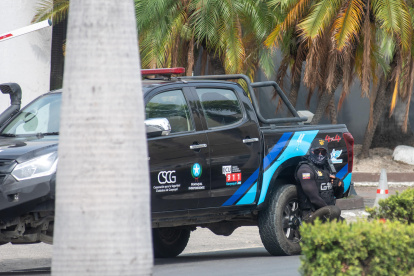 Policías realizan hoy un operativo en la sede del canal de televisión TC, donde encapuchados armados ingresaron y sometieron a su personal durante una transmisión en vivo, en Guayaquil