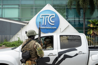 Infantes de Marina realizan operativo en la sede del canal de televisión TC, donde encapuchados armados ingresaron y sometieron a su personal durante una transmisión en vivo, en Guayaquil (Ecuador).