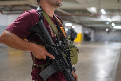 Policías participan hoy en un operativo a pocas cuadras de la sede del canal de televisión TC, donde encapuchados armados ingresaron y sometieron a su personal durante una transmisión en vivo, en Guayaquil (Ecuador).