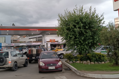 Larga fila de vehículos, de más de cinco kilómetros, ingresando a Cuenca.