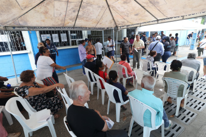 Predios. Adultos mayores han acudido al Municipio de Durán para pagar impuestos.