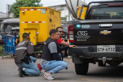 Policías realizan un operativo en la sede del canal de televisión TC, donde encapuchados armados ingresaron y sometieron a su personal durante una transmisión en vivo, en Guayaquil (Ecuador).