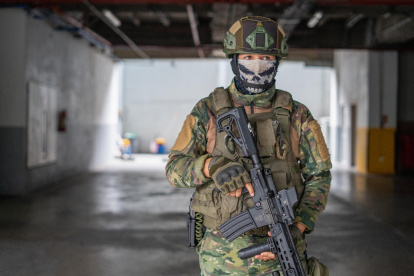 Un soldado ecuatoriano participa  en un operativo a pocas cuadras de la sede del canal de televisión TC