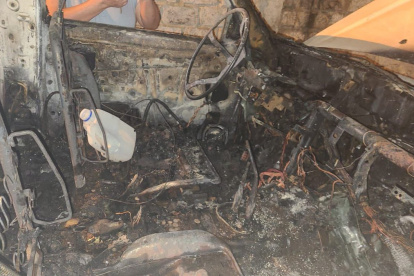 Varios vehículos fueron incinerados durante esta jornada de violencia en Loja