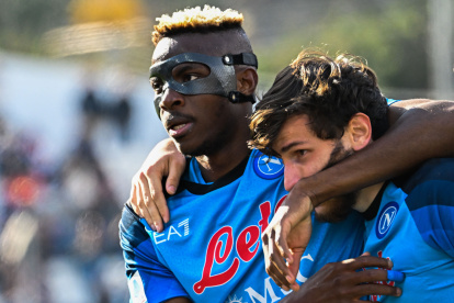 Napoli"s Nigerian forward Victor Osimhen (L) celebrates with Napoli"s Georgian forward Khvicha Kvaratskhelia after scoring during the Italian Serie A football match between Spezia and Napoli on February 5, 2023 at the Alberto-Picco stadium in La Spezia. (Photo by Alberto PIZZOLI / AFP) (Photo by ALBERTO PIZZOLI/AFP via Getty Images)