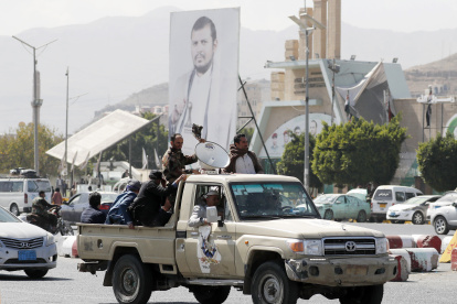 Seguidores de los hutíes en Saná celebrando los ataues qne le Mar Rojo.