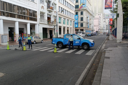 Agentes de tránsito bloquean el acceso por esta vía.