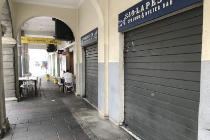 Los locales que están abiertos, funcionan a media llave.