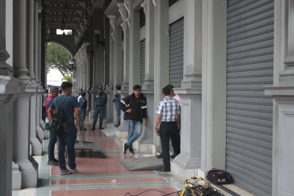 Escena. Varios ciudadanos se acercaron al realizar sus trámites al Municipio. La entidad opera de manera online.