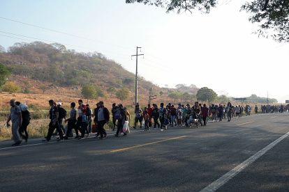 Migrantes caminan durante una caravana que se dirige a la frontera con Estados Unidos hoy, en el municipio de San Pedro Tapanatepec en el estado de Oaxaca (México).