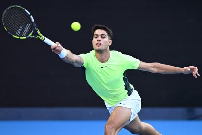 Melbourne (Australia), 10/01/2024.- Carlos Alcaraz of Spain in action against Alex De Minaur of Australia during a charity tennis match ahead of the Australian Open, at Rod Laver Arena in Melbourne, Australia, 10 January 2024. (Tenis, España) EFE/EPA/JOEL CARRETT AUSTRALIA AND NEW ZEALAND OUT