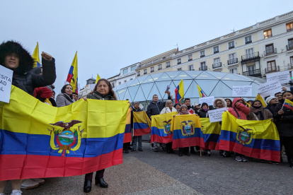 Cientos de compatriotas se dieron cita en una plaza de Madrid para protestar por la violencia en Ecuador.