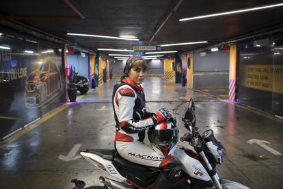 Maryam Talaí que rompe barreras en su país a lomos de una motocicleta, en los circuitos de carreras, no puede conducir vehículos de dos ruedas en las calles, algo vedado en Irán.