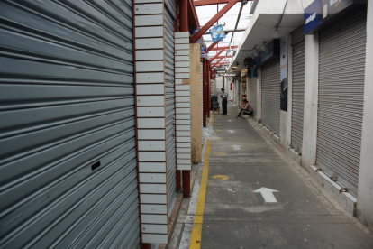 Los pasillos de los centros comerciales del ahorro se encontraban vacíos y sus locales cerrados. Vendedores sienten temor por la ola de inseguridad.