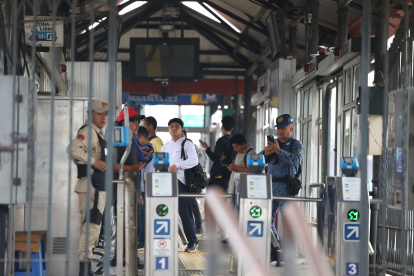 Metrovía. En las estaciones y unidades de la ciudad, se pude ver a pocos pasajeros esperando usar el servicio de transporte. Hubo guardias privados, pero no se observaron policías ni militares en los sitios.