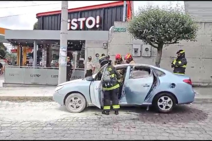 Bomberos acudieron al sitio para controlar el incendio provocado en el sector de Monteserrín
