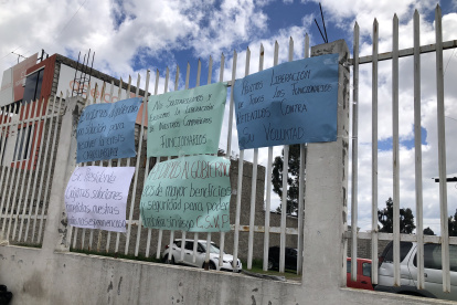 Hecho. Carteles se pegaron al frente del Centro de Privación de Libertad.