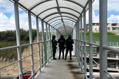 Miembros de la Policía acudieron al sitio para hacer las investigaciones.