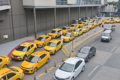 Mall. La larga fila de taxis muestra la falta de usuarios, había pocos clientes en el centro comercial ubicado en el norte de Guayaquil.