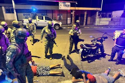 Militares ejecutan detenciones de personas declaradas como terroristas.