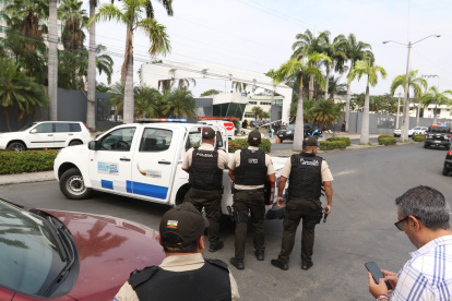 Personal policial y militar llegó hasta las instalaciones del canal de televisión.