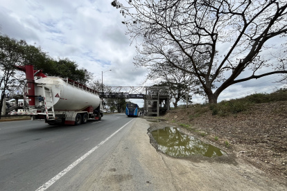 Control. Los expertos señalan que se debe controlar el peso de los vehículos pesados, así como dar mantenimiento al drenaje lateral de la vía.