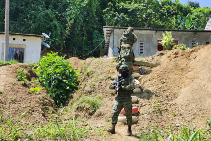 Militares durante el operativo.