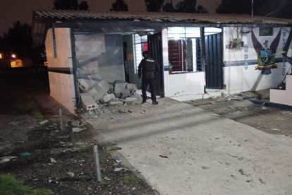 Una pared de la UPC quedó destruida tras el ataque.