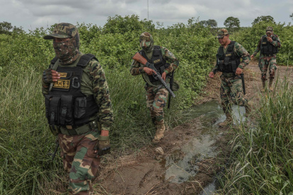 Miembros de la policía de Perú en la frontera de Perú