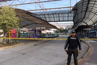 Alerta. Miembros de la Policía custodian los exteriores del Playón de La Marín ante una amenaza de bomba.