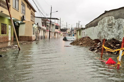 Un vehículo quedó en medio del agua