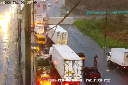 La caída del contenedor en la calzada generó un intenso tráfico en ese tramo de la vía Perimetral.