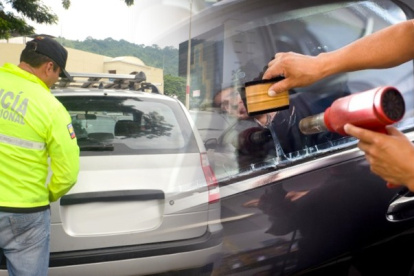 Referencia. El Municipio de Guayaquil decidió intensificar los controles en las calles y recordó las multas para quienes no lleven placas o tengan vidrios polarizados en vehículos particulares.