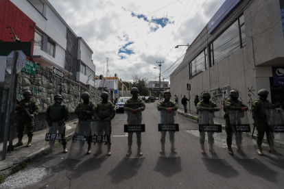 Un escuadrón militar fue registrado este miércoles, 10 de enero, al custodiar una zona de Quito, donde el presidente de Ecuador, Daniel Noboa, ofrecía una entrevista en una estación radial, en medio de actual ola de violencia que afecta al país suramericano