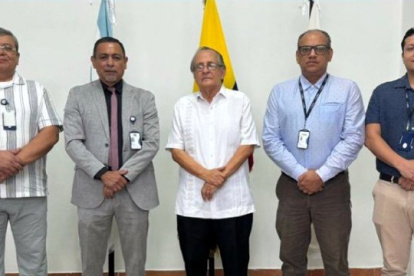 El médico Rubén Egas Peña (centro) es el nuevo gerente del Hospital de Especialidades Teodoro Maldonado Carbo, del IESS, desde el 9 de enero de 2024.