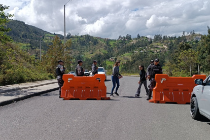 La Policía ha bloqueado la vía que conduce a la cárcel de Turi en Azuay, solo en esa prisión se estimaba que habían 60 rehenes.