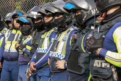 Integrantes de la Policía de Tránsito forman antes de patrullar