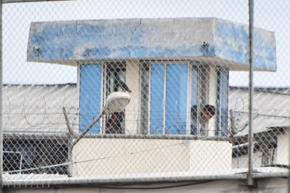 Militares y policías permanecen en los exteriores de la cárcel de Machala.